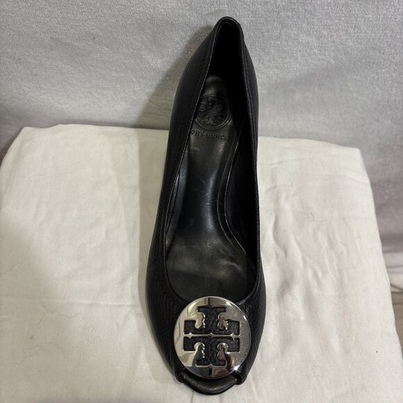 Tory Burch Peep Toe Sally Wedge Pumps 8M Black Pebble Silver Logo Leather Shoes - Picture 4 of 15